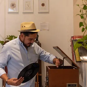 Kuka Y Naranjo Couette-café
